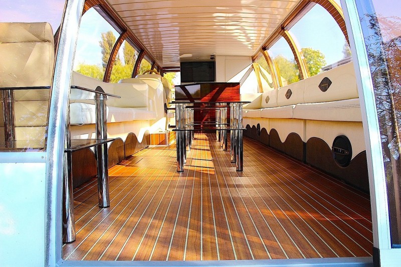 Holiday-Boat plaukiojimas laivu Trakuose - interjeras apačia