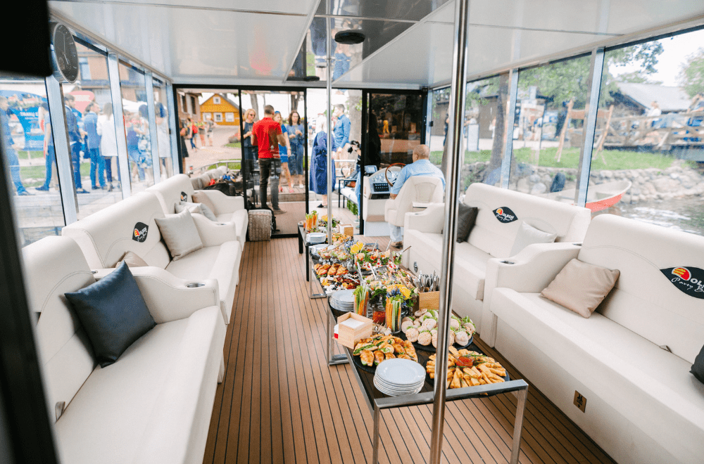 Įmonės vakarėlis šventė laive Trakuose su komanda prie Galvės ežero ant Holiday-Boat – baras ir šokių aikštelė
