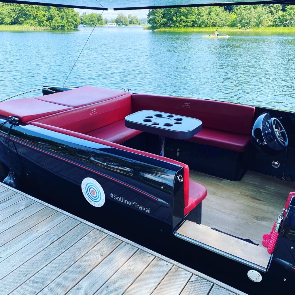 Juodas Solliner laivas Trakuose - interjero vaizdas prišvartuotas